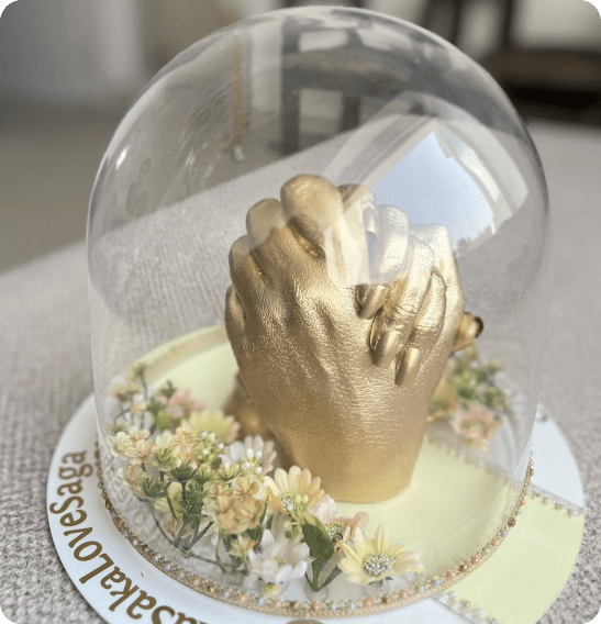 Couple Handcasting Dome with Floral Base